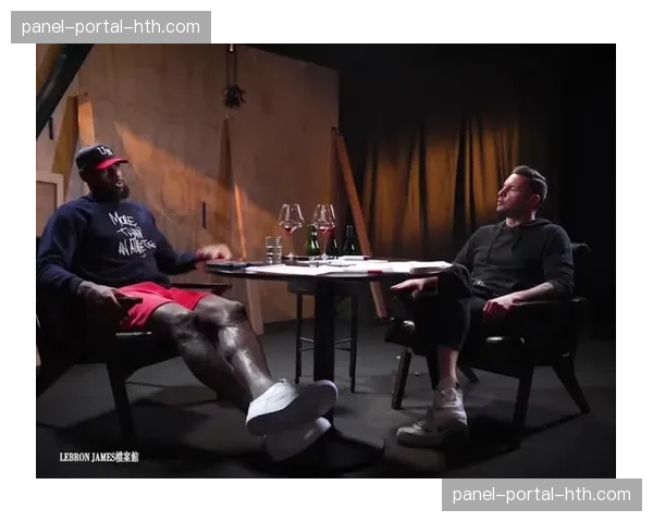 赛场花絮:詹姆斯在板凳席模仿队友夸张摔倒动作,引发笑声 赛场花絮:詹姆斯在板凳席模仿队友夸张摔倒动作,引发笑声