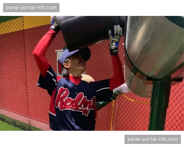 技术台视角：裁判通过回放中心确认是否防守干扰球