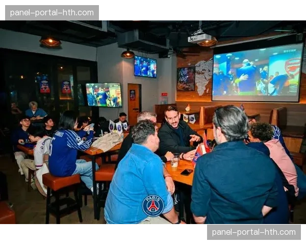 现场花絮：阿森纳球迷远征巴黎，赛前在王子公园球场外高歌。