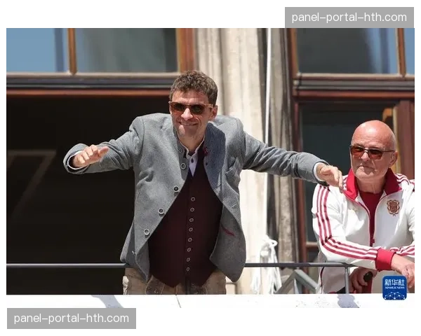 拜仁球迷庆祝第34个德甲冠军，慕尼黑街头陷入狂欢